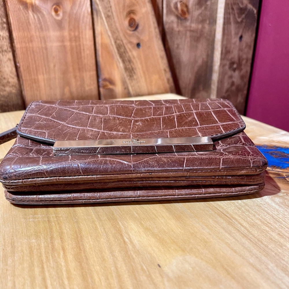 BROWN LEATHER KATE SPADE WRISTLET - Picture 4 of 11